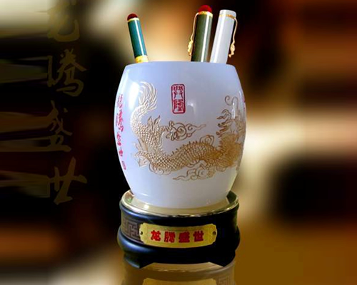 龍盛盛世筆筒