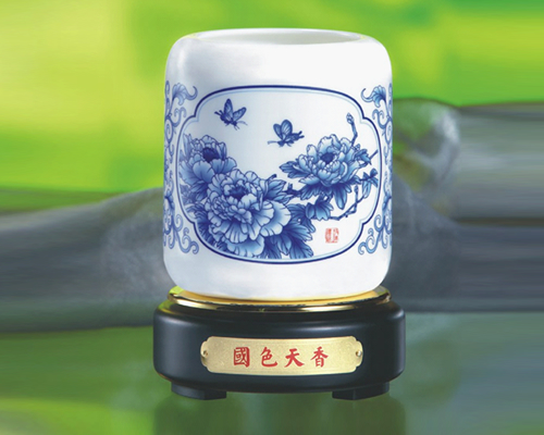 國(guó)色天香青花瓷筆筒