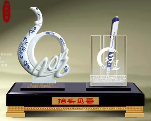 抬頭見喜（青花水晶文具臺）