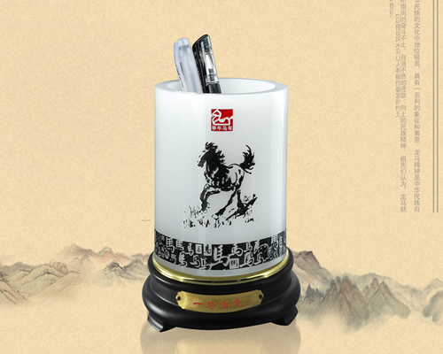 一馬當(dāng)先筆筒