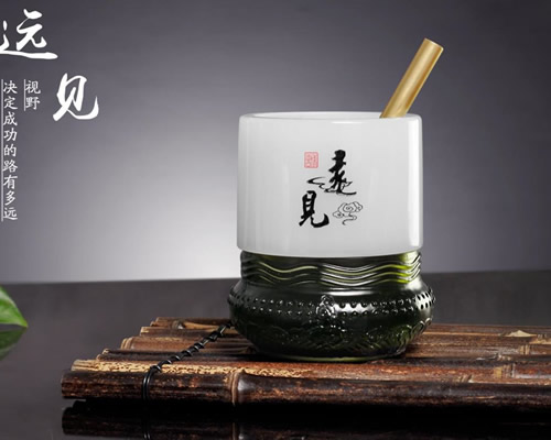 遠(yuǎn)見(jiàn)琉璃筆筒